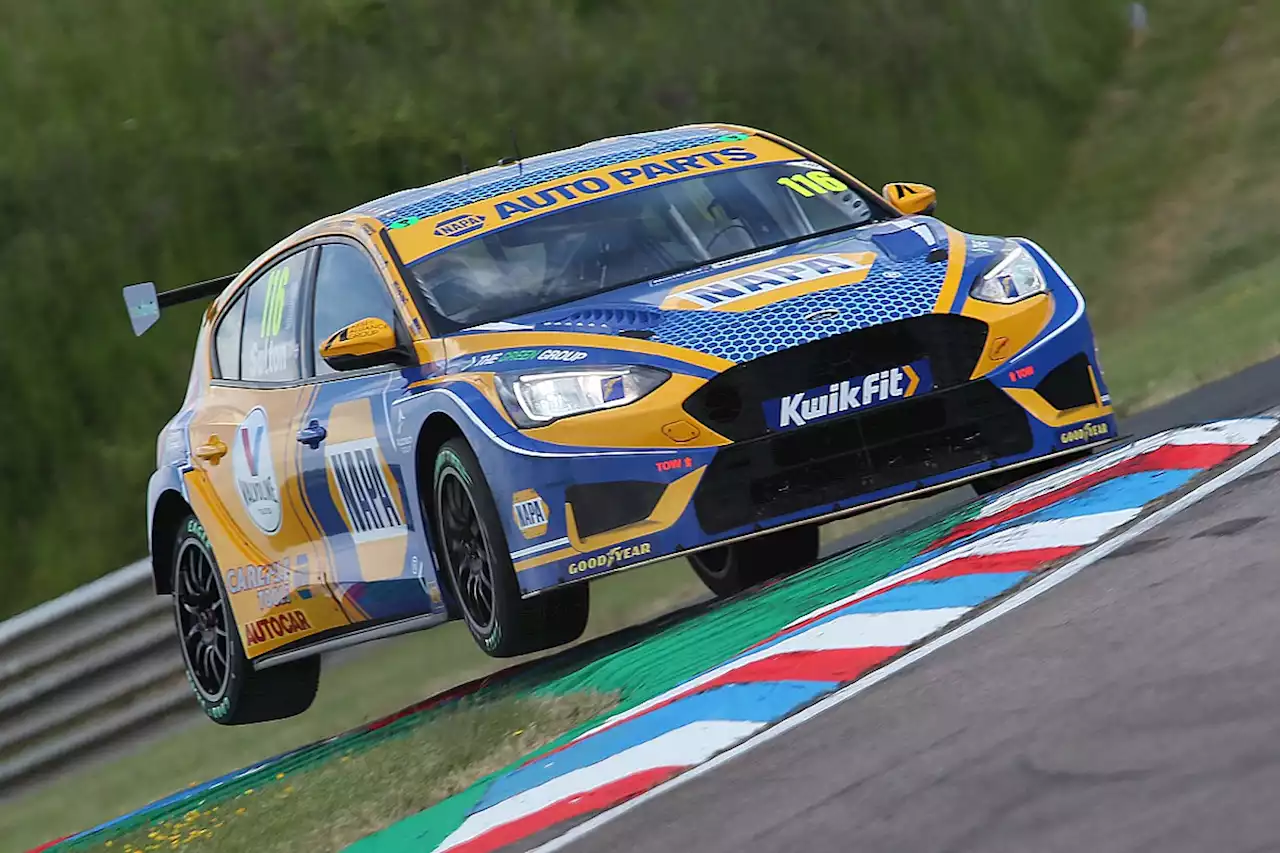 BTCC Thruxton: Sutton continues his winning streak in race one