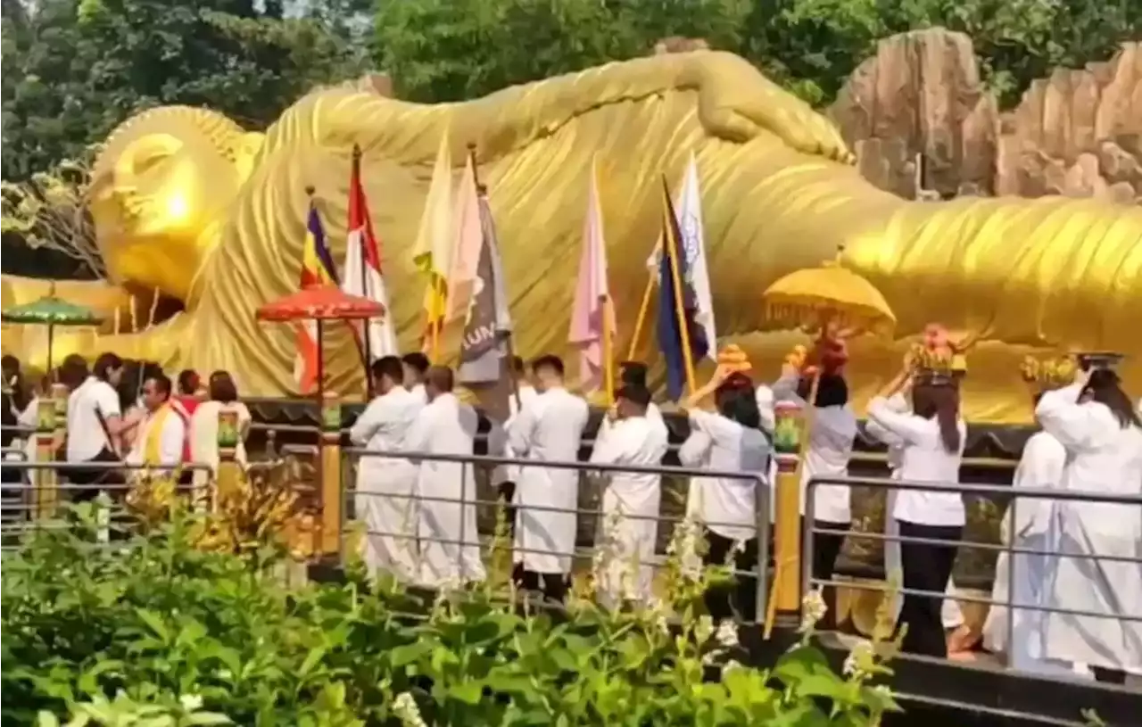 Kelilingi Patung Buddha Tidur, Umat Buddha di Mojokerto Ikuti Rangkaian Ritual Waisak