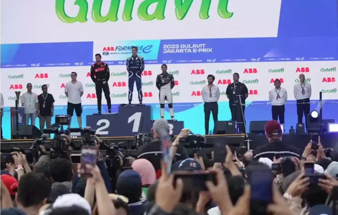 Pj Heru Serahkan Trofi Juara Formula E Jakarta 2023