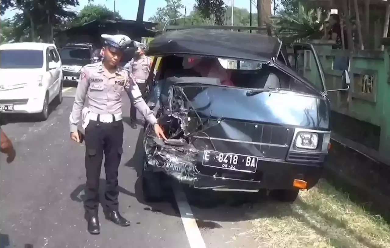 Sopir Diduga Ngantuk, Pikap Tabrak Truk dan Terguling di Sumedang