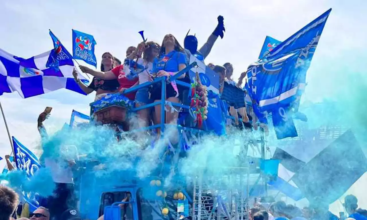 Napoli, LIVE festa scudetto: entusiasmo alle stelle, è già bagno di folla azzurro al Maradona VIDEO