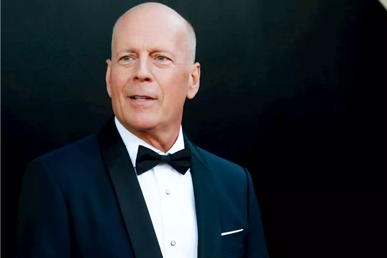 Bruce Willis aparece em vídeo feliz e se divertindo com família em parque da Disney