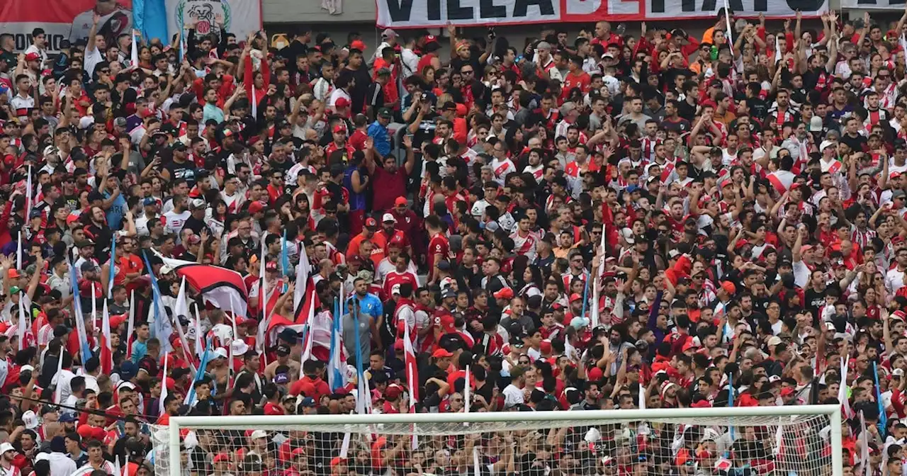 Videos: la hinchada de River paró el partido a los gritos antes de la suspensión