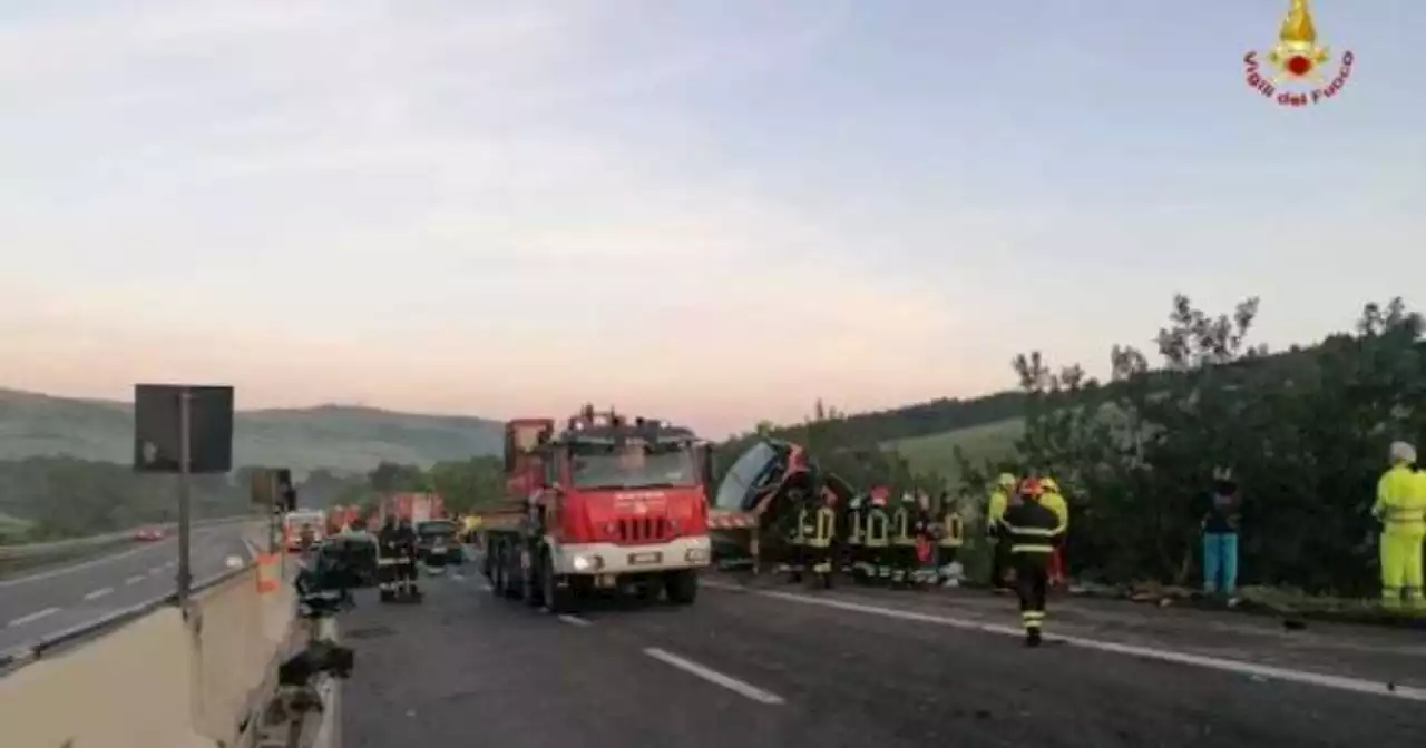 Bus si scontra con cinque auto sull'A16 e precipita in una scarpata: un morto e 14 feriti - Il Fatto Quotidiano