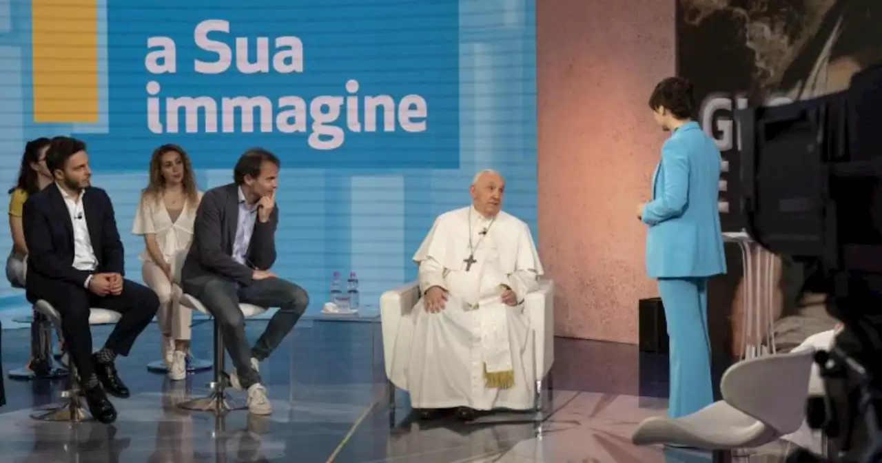 Papa Francesco su Rai 1: 'Le apparizioni della Madonna? Non sempre sono vere'. È la prima volta nella storia che un Pontefice è ospite in uno studio tv - Il Fatto Quotidiano