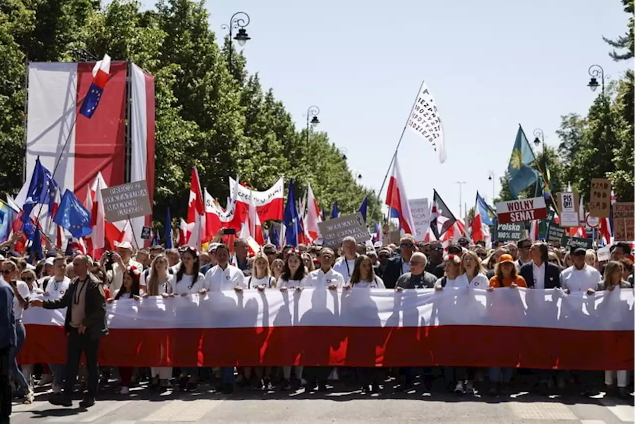 Polish opposition supporters, seeking change, mark 1989 Solidarity win