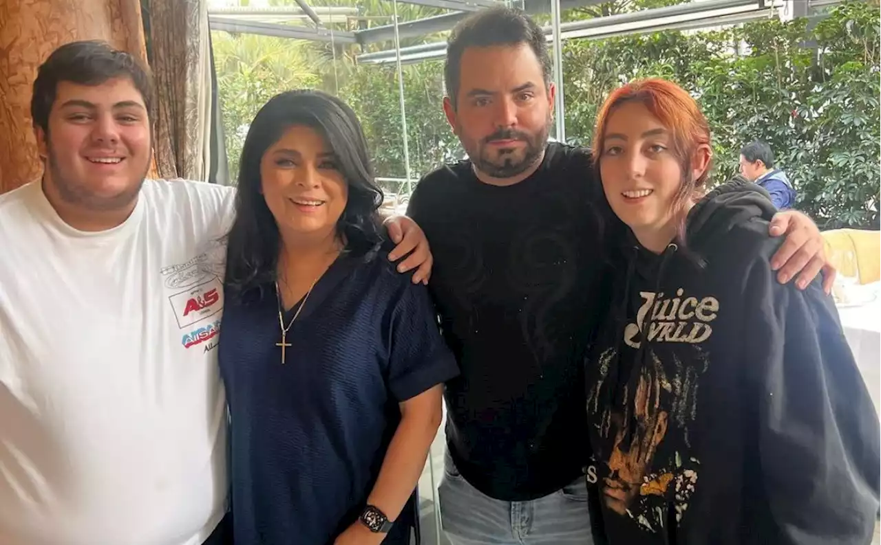 Rodeada del amor de sus tres hijos, Victoria Ruffo celebra su cumpleaños 61