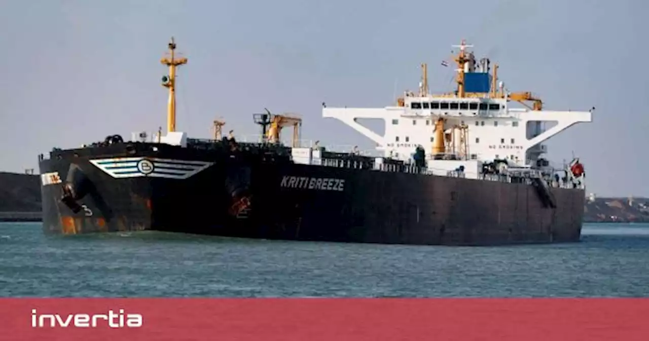 Un petrolero averiado paraliza el tráfico en el Canal de Suez