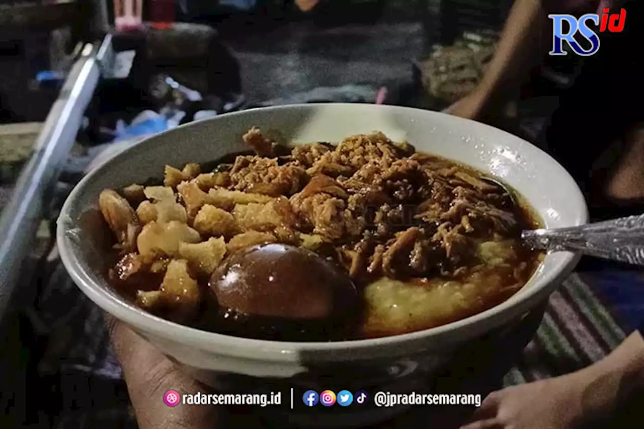 Baru Buka, Antrean Bubur Ayam Pak Sugiyo Java Mall Semarang Sudah 50 Orang