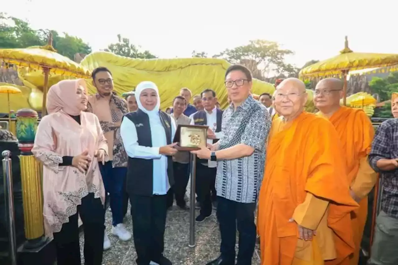 Hari Waisak, Gubernur Khofifah Kunjungi Patung Buddha Tidur - Jawa Pos