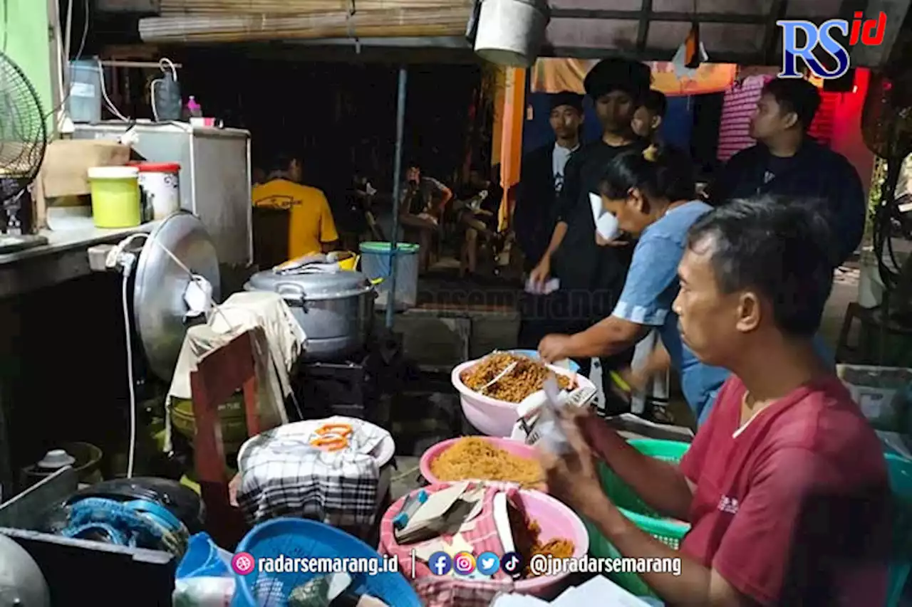 Modal Rp 5 Ribu Sudah Bisa Makan Kenyang di Warung Sego Usus Sebandaran Semarang