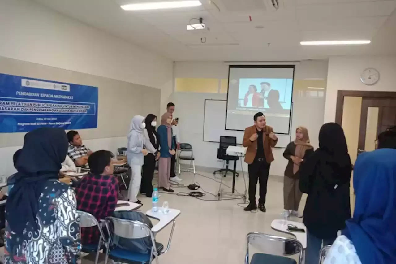 Sedang Rintis Usaha, Mahasiswa Unair Dibekali Keterampilan Public Speaking - Jawa Pos