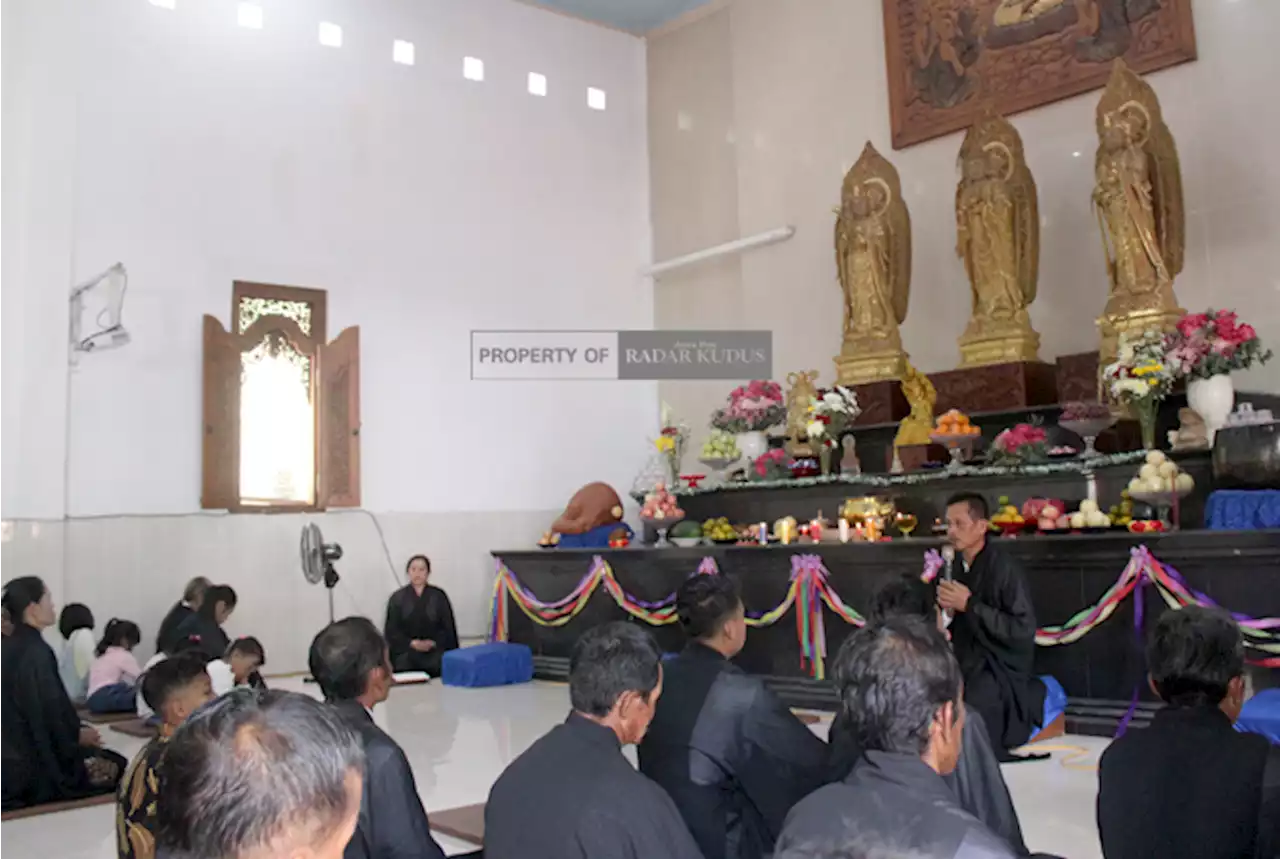 Warga Buddha Jepara Laksanakan Ibadah Puja Bakti Bersama secara Sederhana