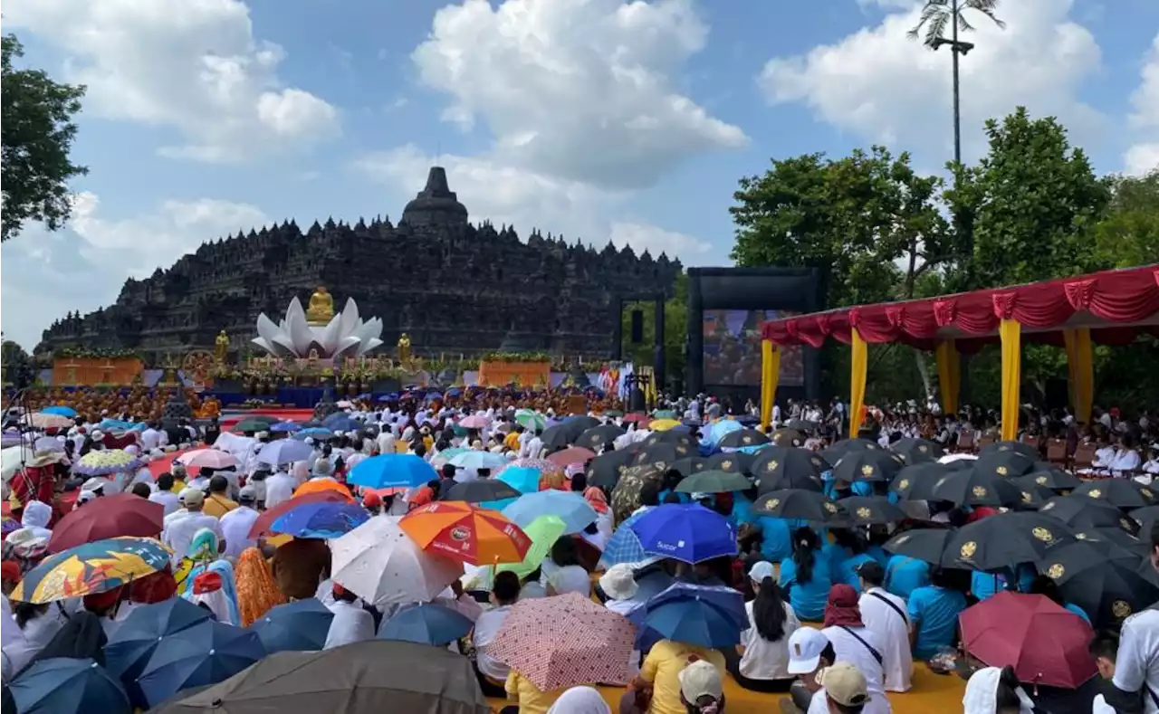 Puncak Perayaan Waisak 2023, Ribuan Umat Buddha Khidmat Berdoa di Candi Borobudur