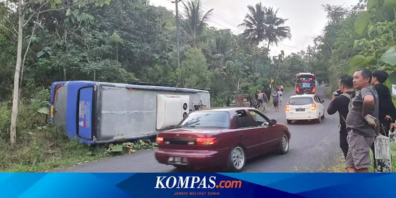 Tak Kuat Menanjak, Bus Pariwisata Terguling di Jalan Baron Gunungkidul