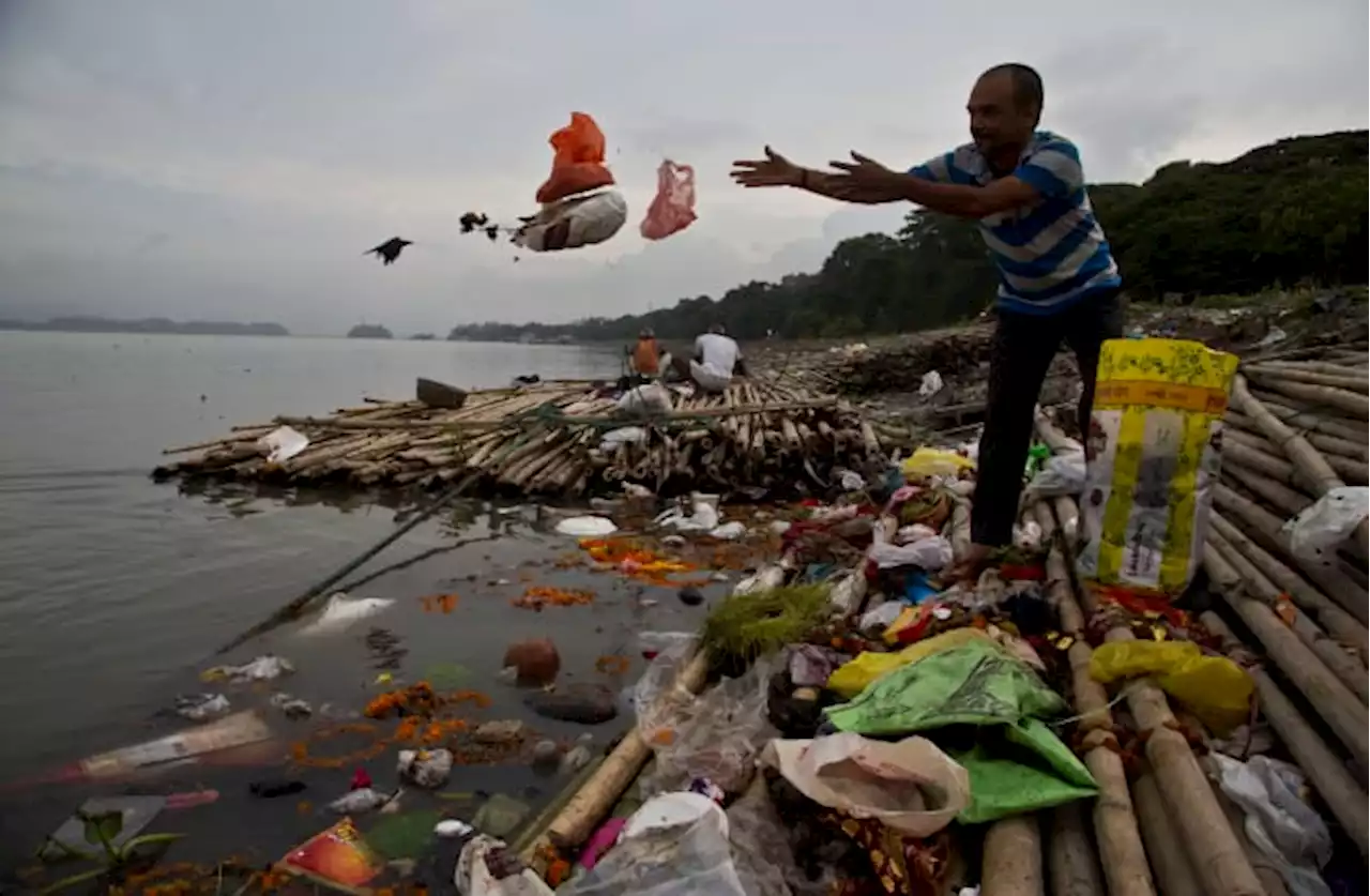 Delegates working to end global plastics pollution agree to craft a draft treaty