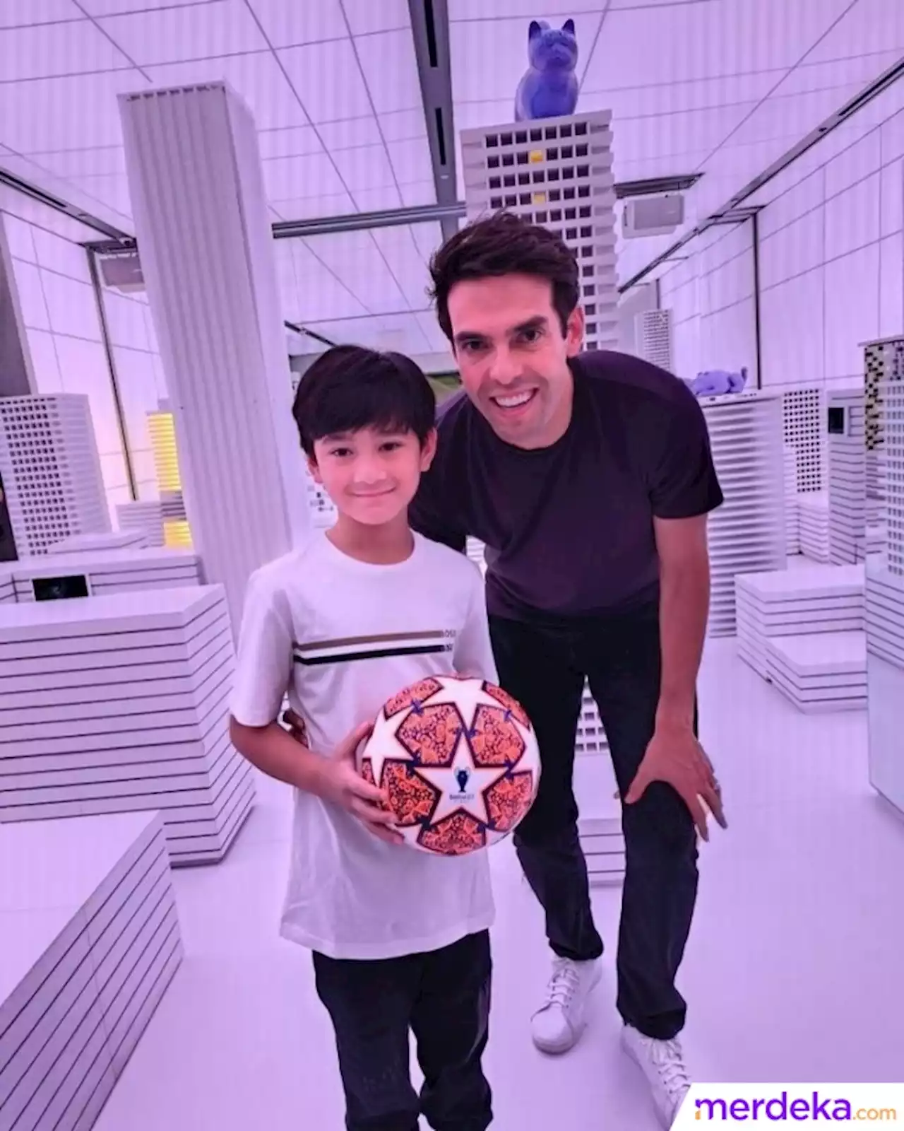 Foto : Keren Abis! Momen Rafathar Foto Bareng Legenda Pesepak Bola Ricardo Kaka | merdeka.com