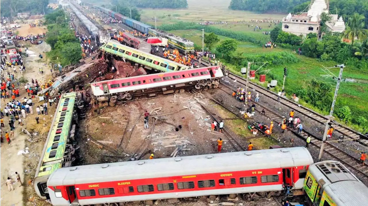 Con casi 300 muertos en el choque de trenes, en India buscan ahora apuntan a los 'culpables de la tragedia'