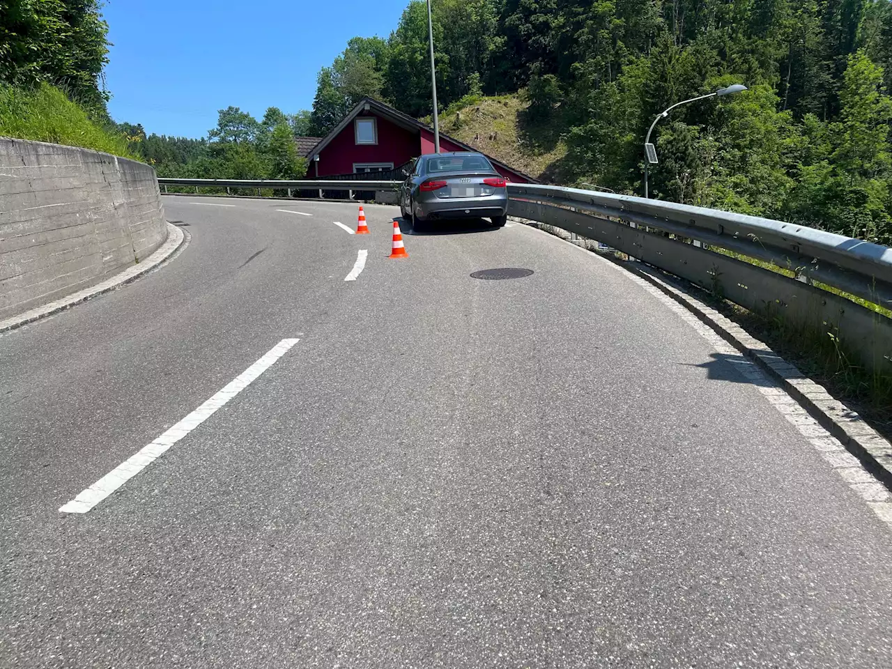 St. Josefen SG: Rennvelofahrer (30) nach Kollision mit Auto unbestimmt verletzt