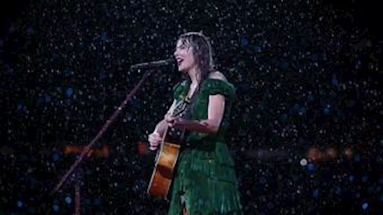 Taylor Swift faz show debaixo de chuva e maquiagem da cantora não borra; veja como