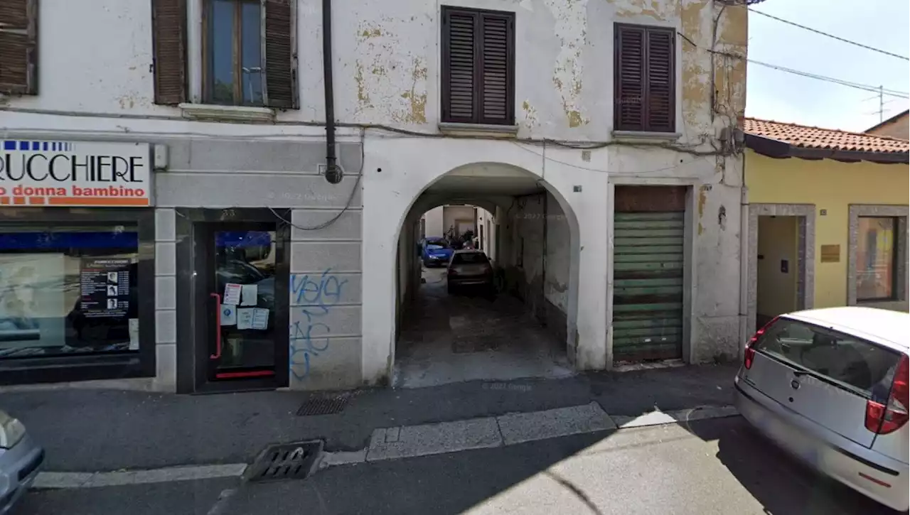 Uomo ucciso a coltellate a Desio davanti alla porta di casa sua: fermato un vicino