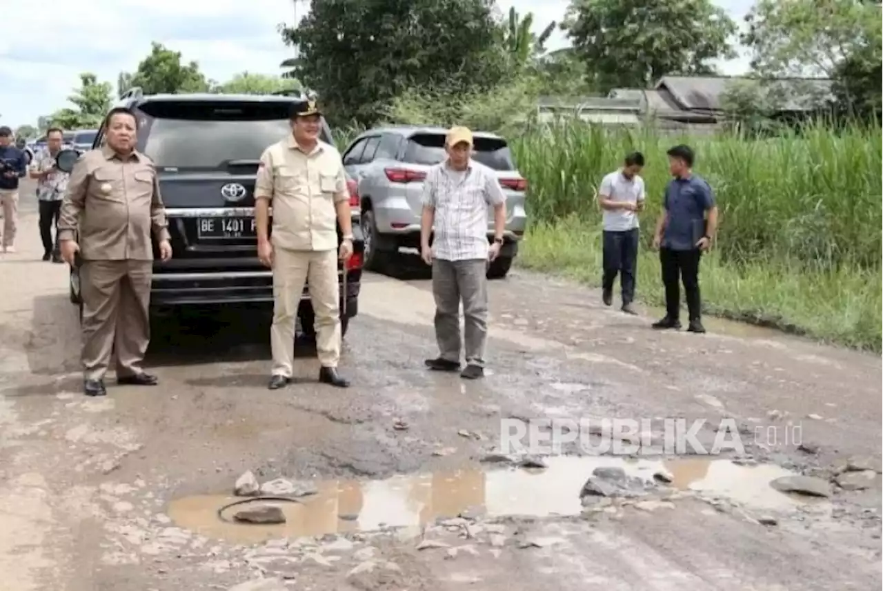 Jalan Rusak Viral Dapat Kucuran Rp 800 M, Airlangga Nilai Gubernur Lampung Lihai |Republika Online