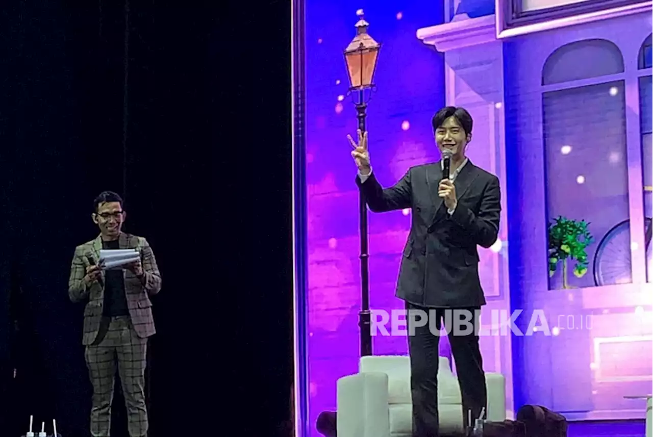 Senyum yang tak Bisa Hilang Akibat Aksi Panggung 'Anak Baik' Kim Seon-ho |Republika Online