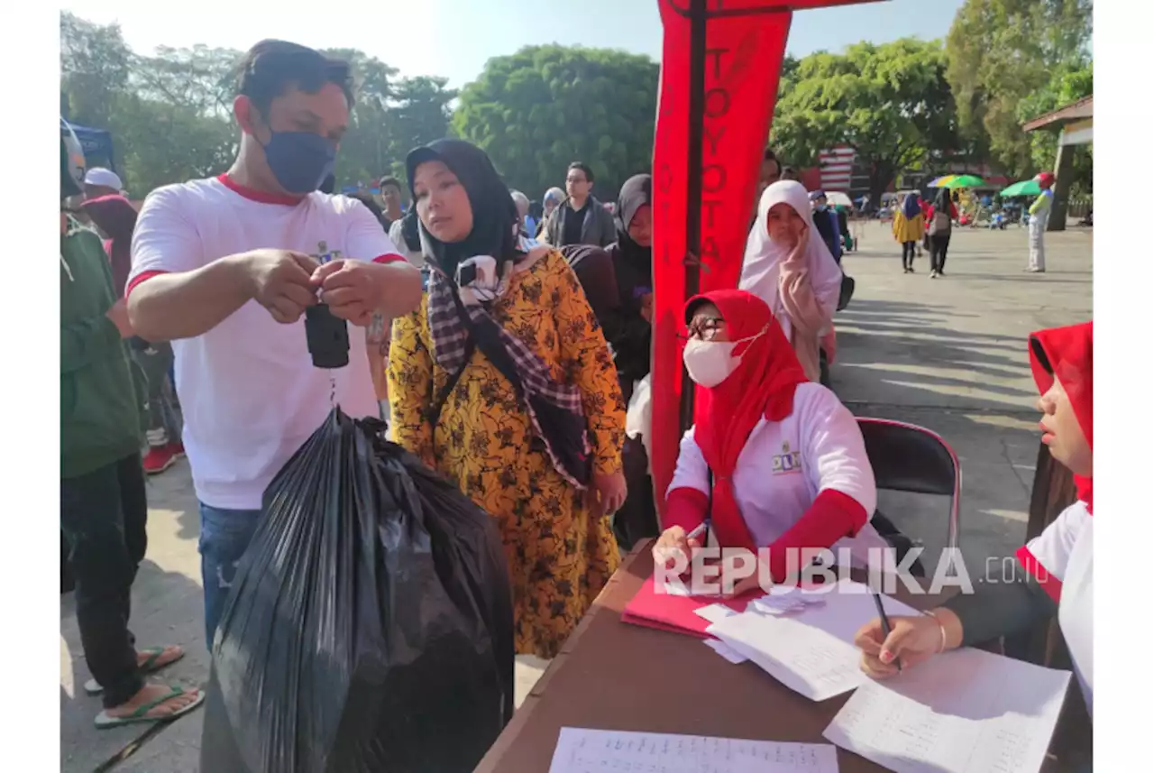 Tukar Sampah di Kuningan Bisa Dapat Mi Instan Sampai Emas |Republika Online