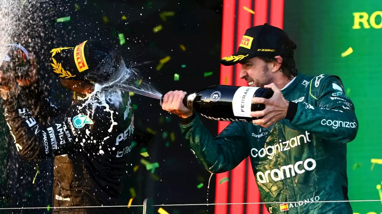 Lewis Hamilton ve a Fernando Alonso logrando su tercer mundial de F1