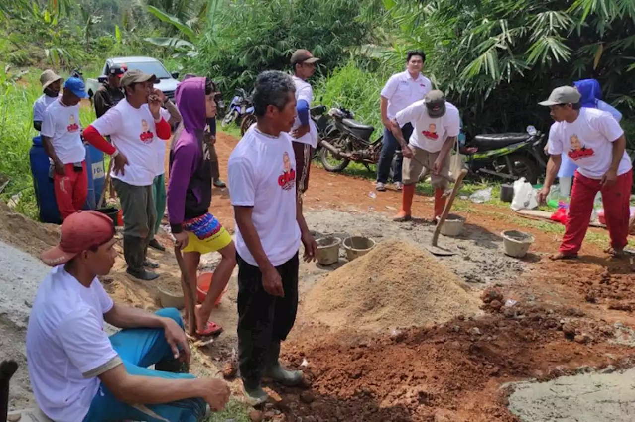 Permudah Mobilitas Warga, OMG Lampung Perbaiki Jalan Desa Karang Sari