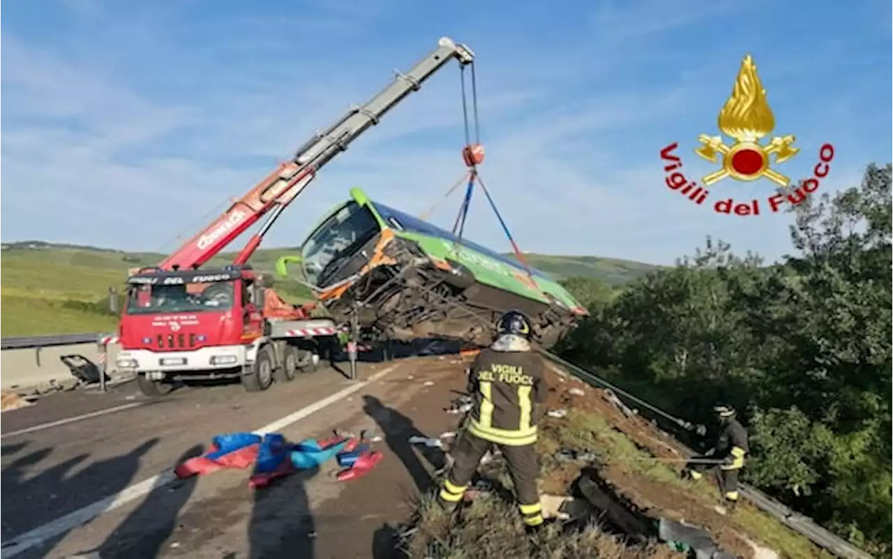 A16 Napoli-Canosa, le immagini dell’incidente fra un pullman e 5 auto