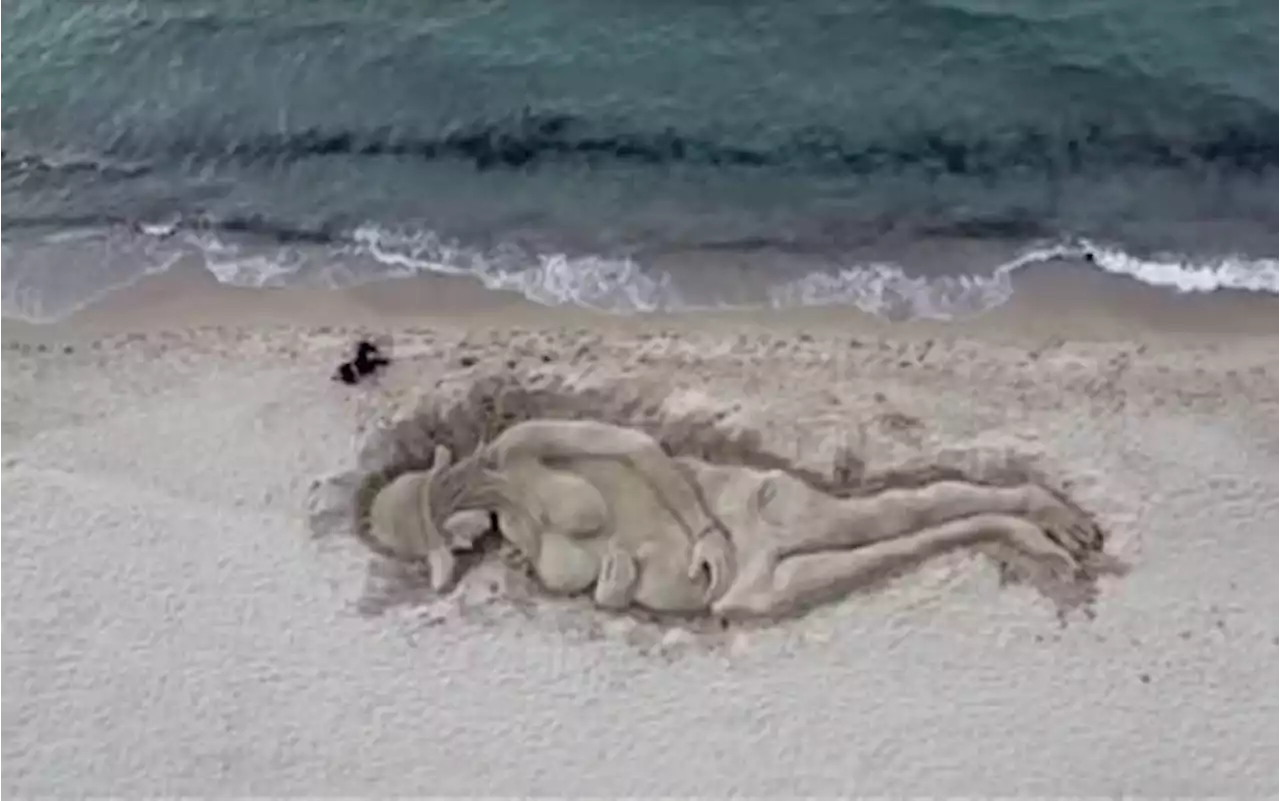 Sardegna, una scultura di sabbia dedicata a Giulia Tramontano