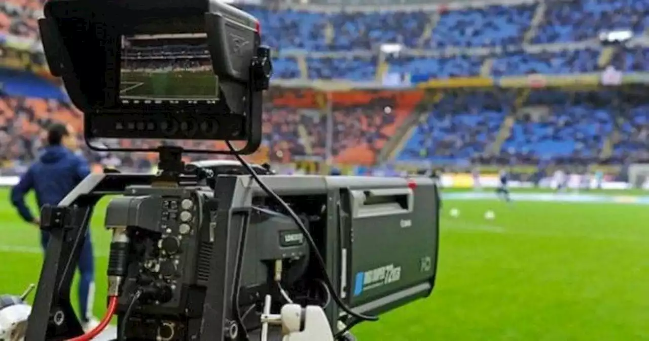 Serie A, che succederà ai diritti tv: da uno a 3 abbonamenti per seguire il calcio