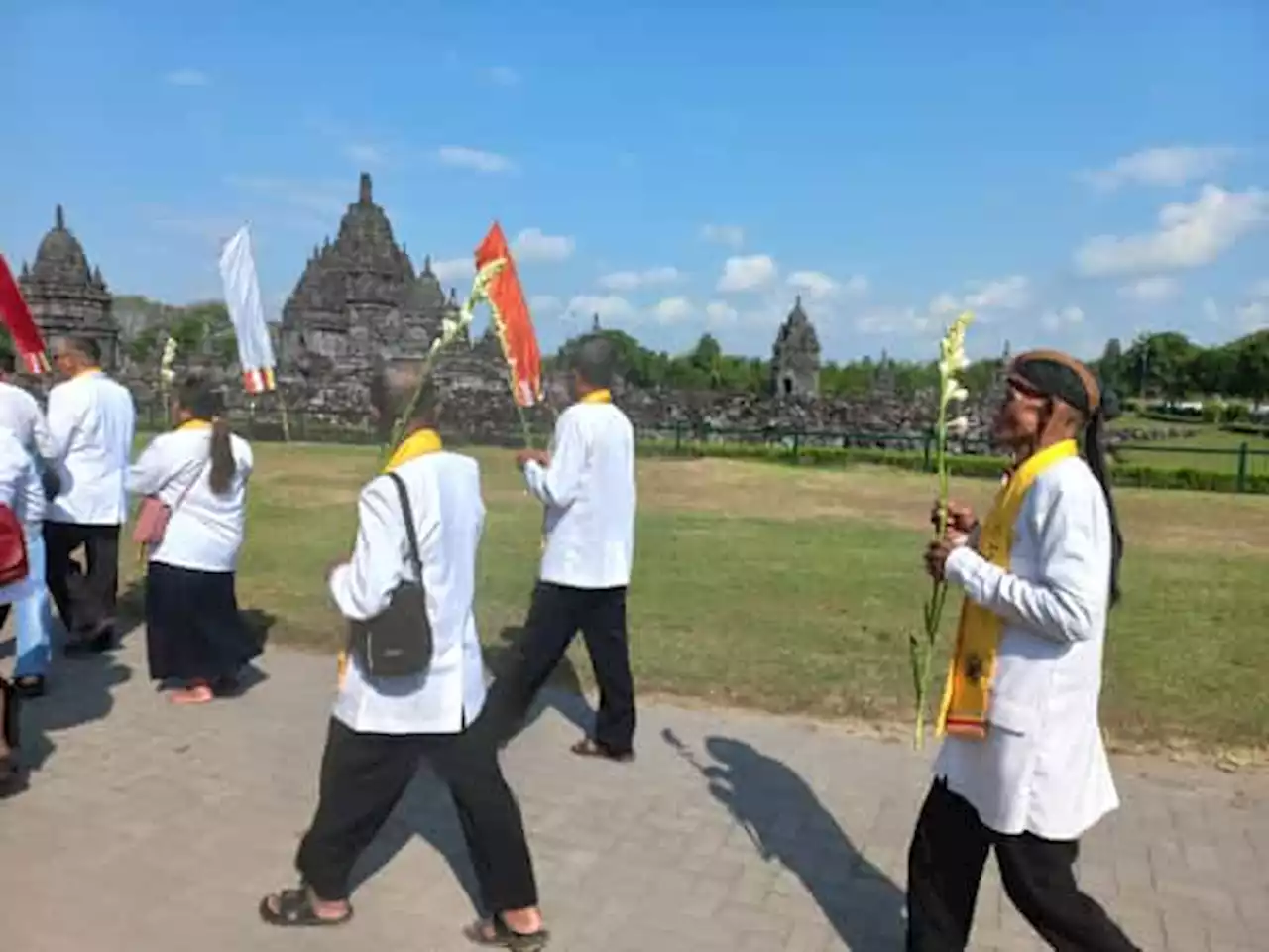 Meriah dan Khidmat, Ribuan Umat Buddha Rayakan Waisak di Candi Sewu Klaten