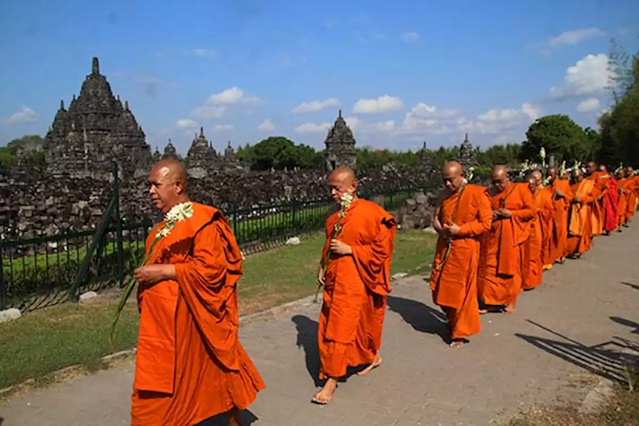 Momen Prosesi Pradaksina Perayaan Waisak 2567 BE di Candi Sewu Klaten