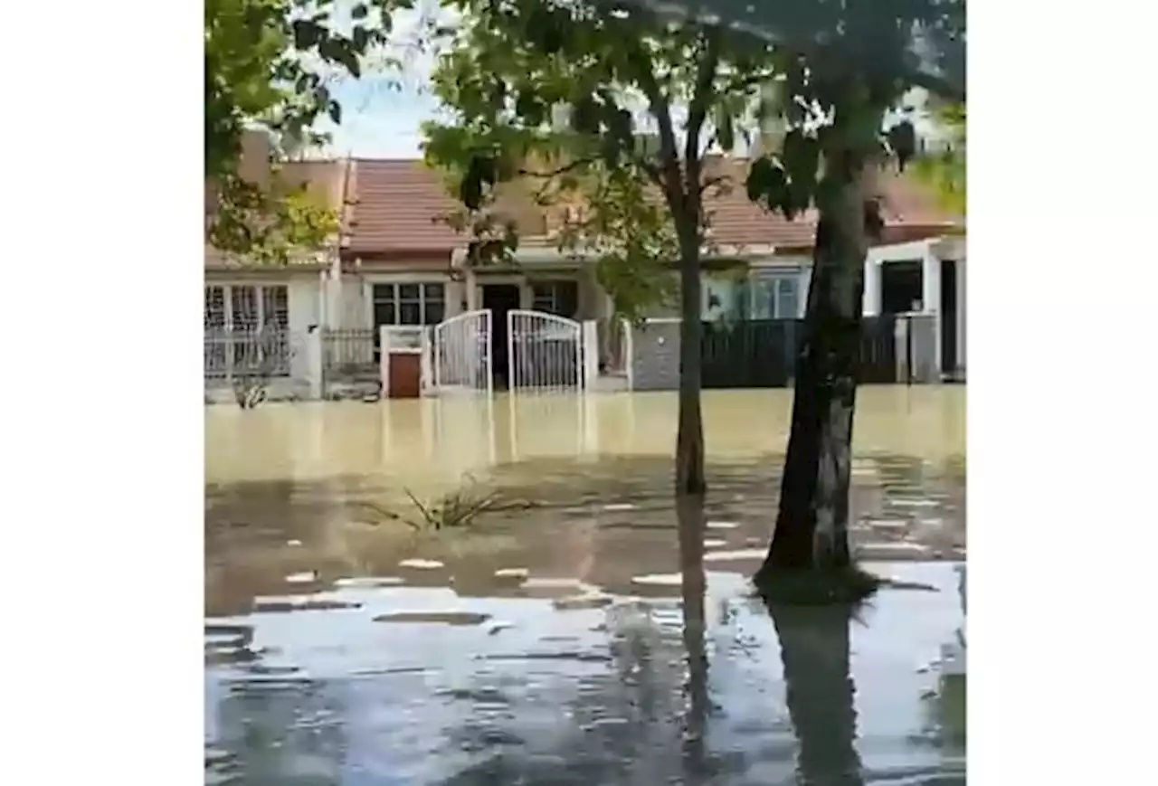 Heavy rains floods houses in Bukit Raja