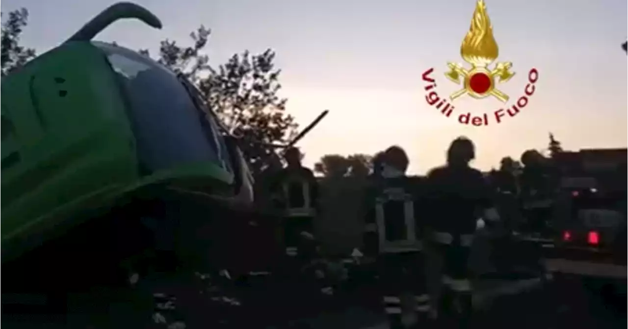 Un mort et 14 blessés dans un accident impliquant un car et cinq voitures en Italie