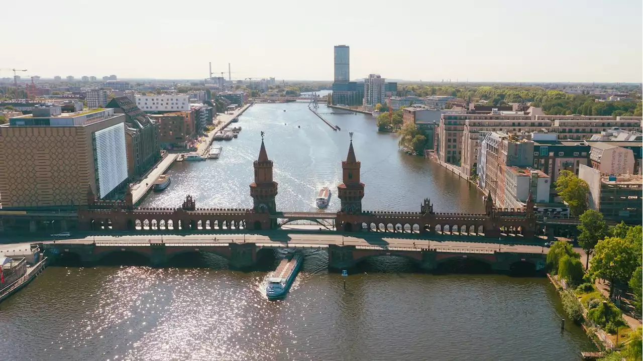 Nach Fall von Oberbaumbrücke: Berliner Feuerwehr rettet Mann aus Spree