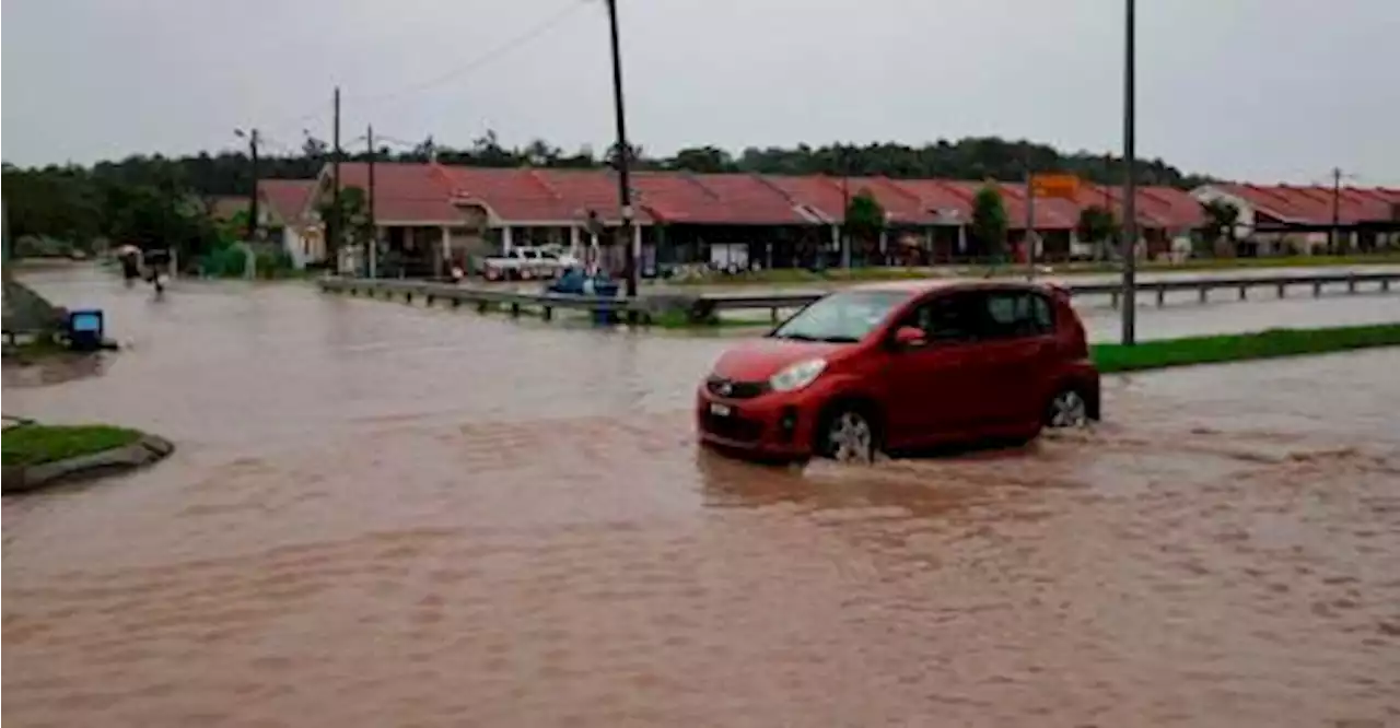 Woman rescued from stranded vehicle in Shah Alam flash floods