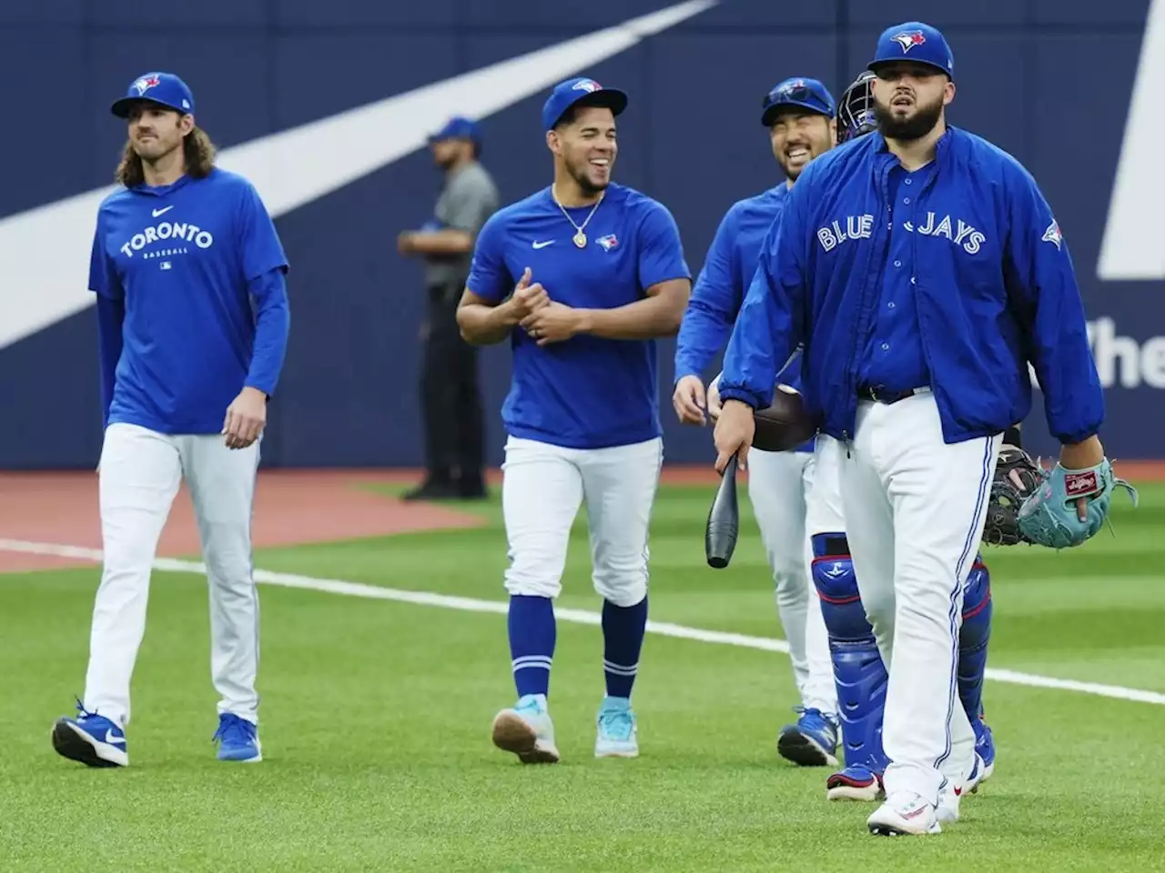 Blue Jays starting pitchers bond over meals together on the road