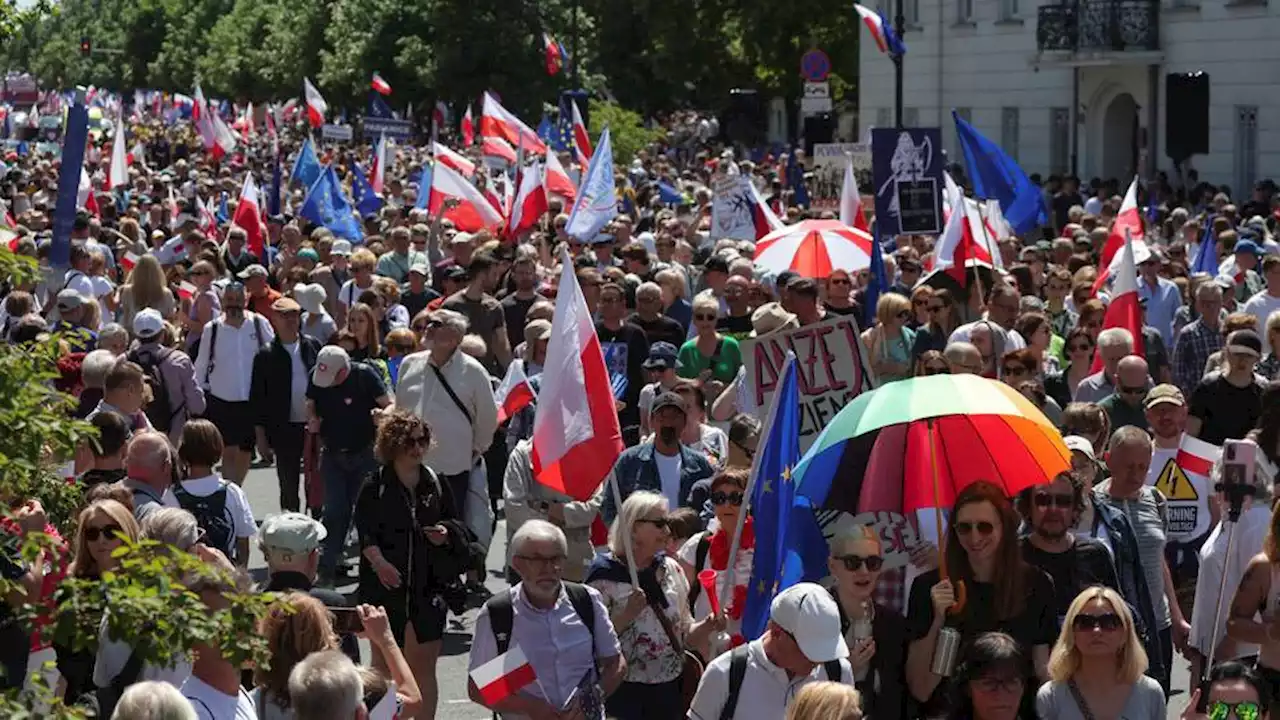 Polish opposition stages massive anti-government protest in Warsaw