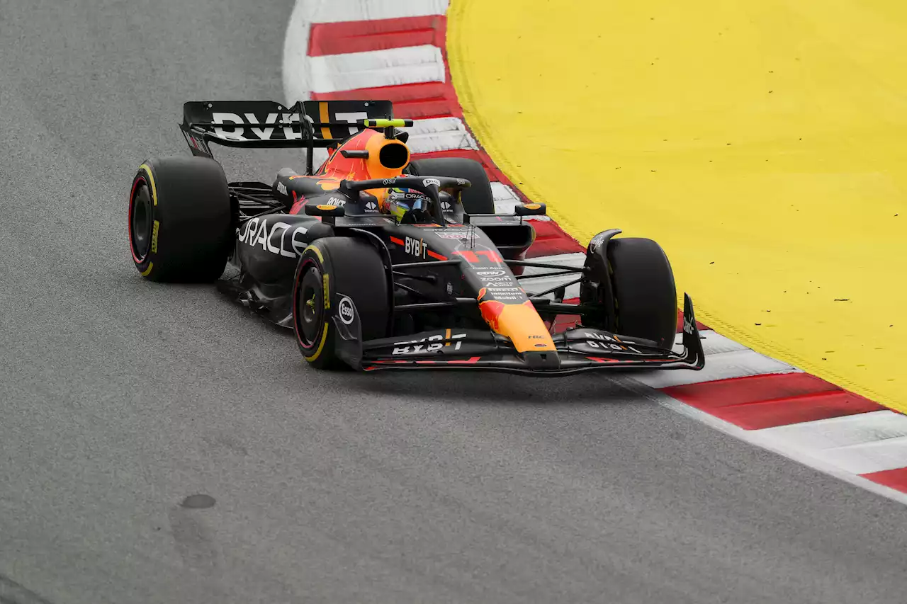 Checo Pérez acaricia el podio en el GP de España que Verstappen gana