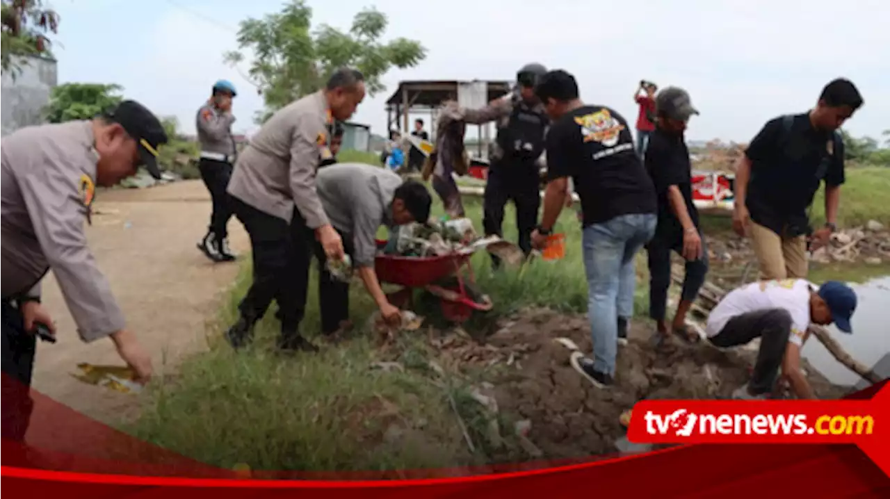 Polrestabes Makassar Gelar Bersih-Bersih Sampah di Wilayah Rawan Tawuran