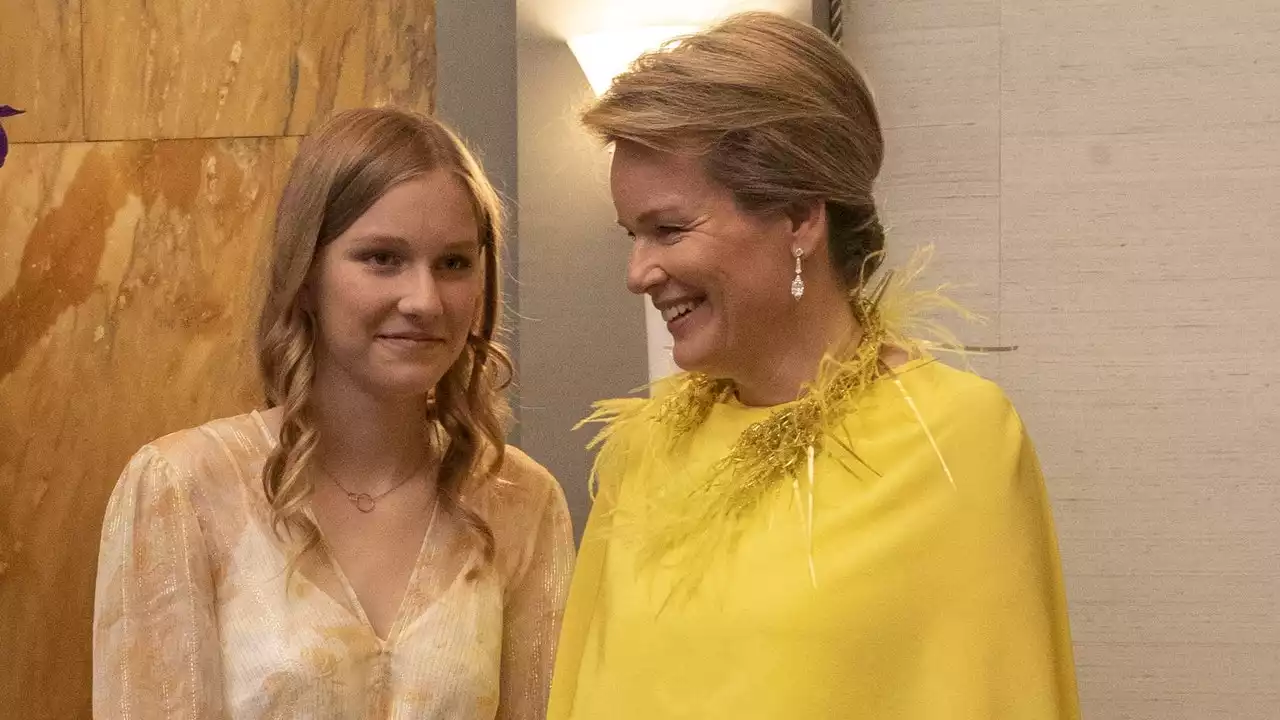 Plumas, llamativas sandalias, un vestido de invitada y los primeros tacones: la reina Matilde y la princesa Eléonore se coordinan en amarillo