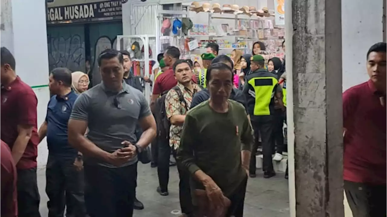 Jalan-jalan Malam di Malioboro, Jokowi Sapa Wisatawan dan Selfie Bareng