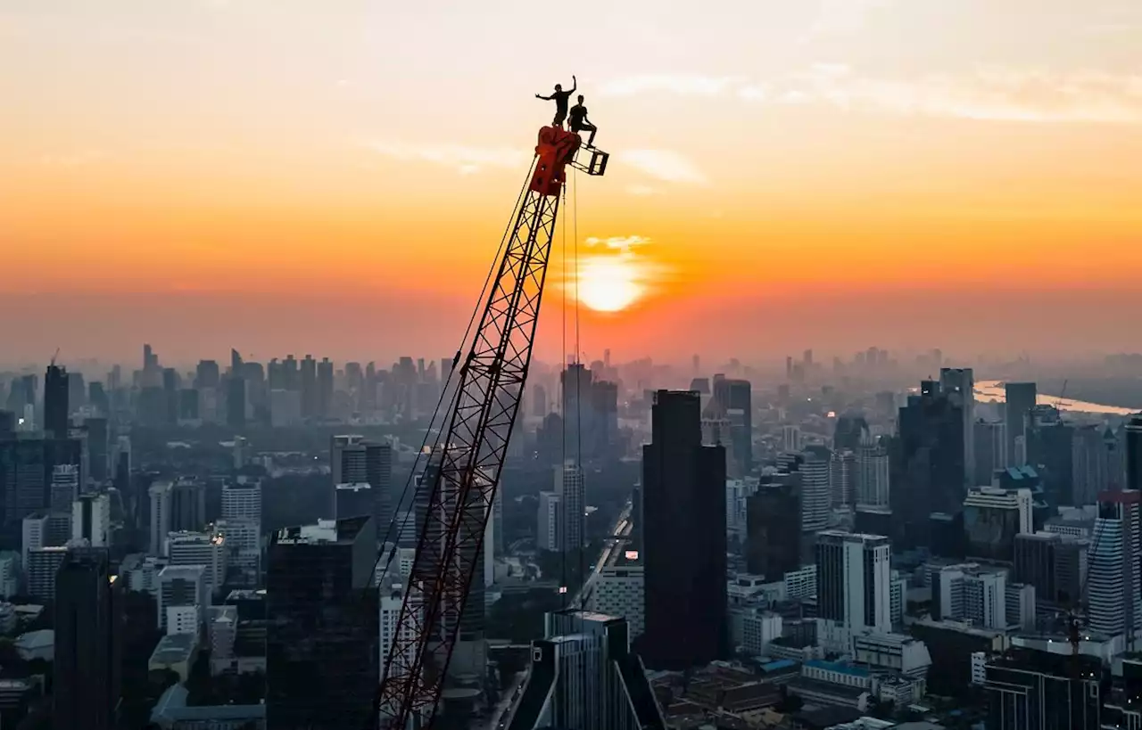 Ils sautent sur les toits des plus hauts immeubles du monde