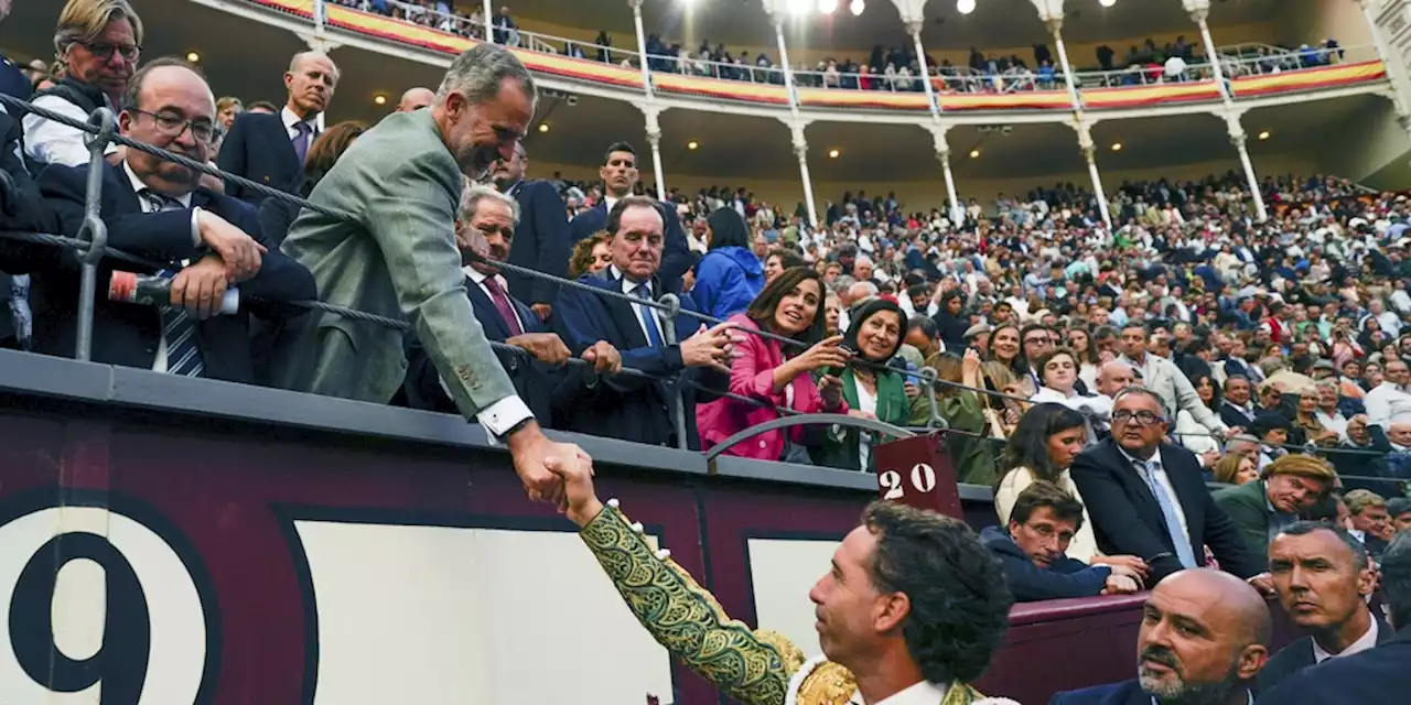 Felipe VI asiste desde la barrera a la Corrida de la Prensa en Las Ventas