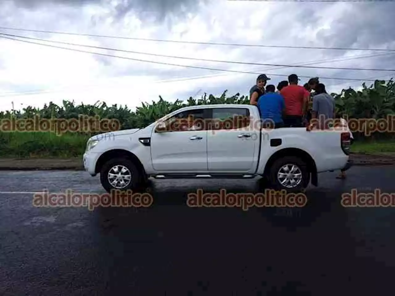 “Toman” escuela y bloquean carretera, en Vega de Alatorre