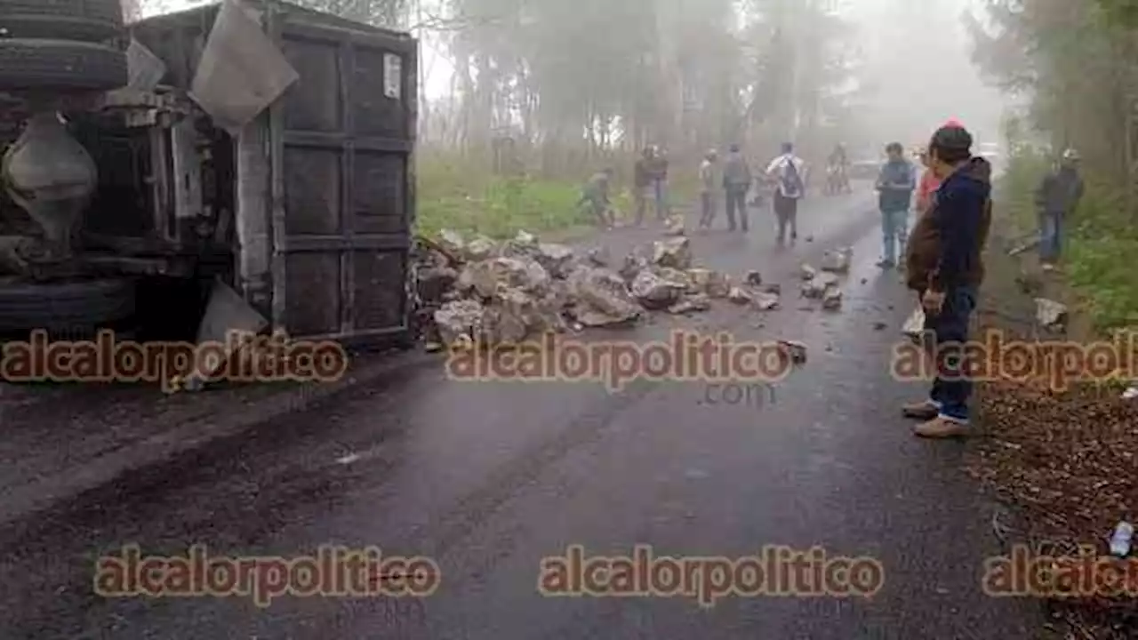 Volcó camión de volteo, en carretera de Coscomatepec