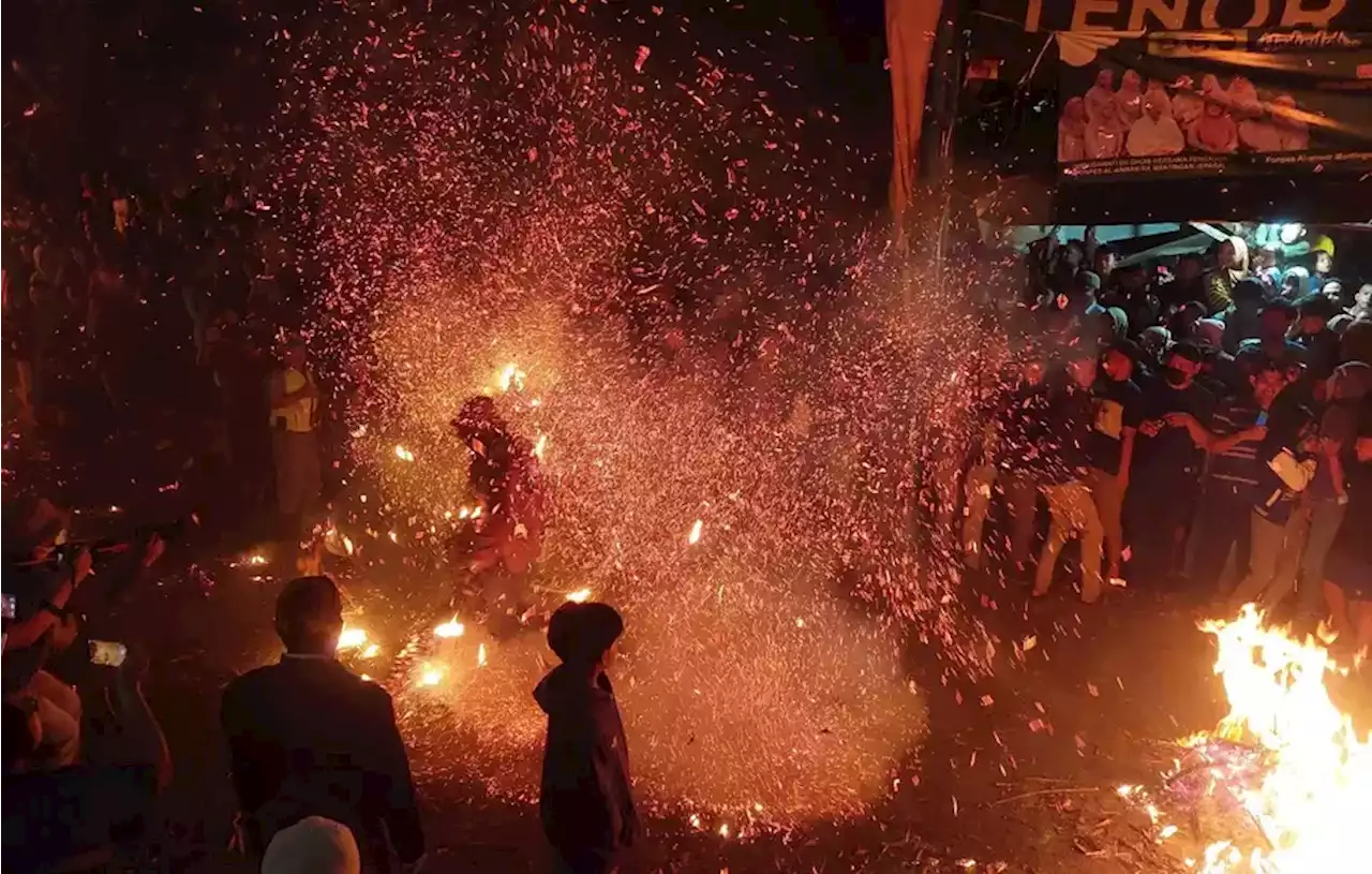 Festival Perang Obor di Jepara Tarik Minat Ribuan Wisatawan